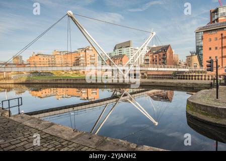 Il molo di Leeds, ex New Dock e precedentemente Clarence Dock, è uno sviluppo misto che include la Royal Armouries, una fiorente destinazione torista. Foto Stock