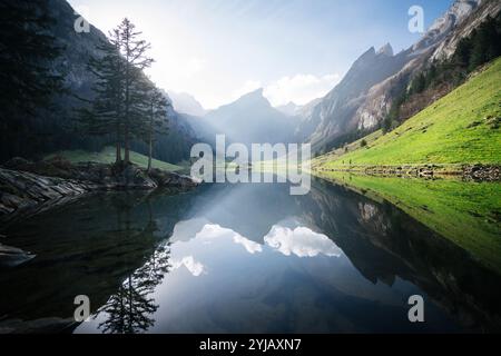 Paesaggio alpino svizzero al lago Seealpsee, regione Appenzellerland, Svizzera Foto Stock