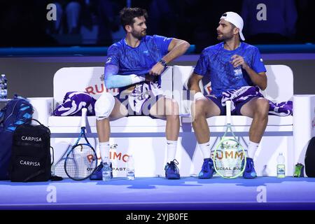 Torino, Italia. 13 novembre 2024. Simone Bolelli e Andrea Vavassori dell'Italia durante il Round Robin doppio match tra Simone Bolelli dell'Italia e Andrea Vavassori dell'Italia contro Kevin Krawietz della Germania e Tim Puetz della Germania nella quarta giornata delle finali del Nitto ATP World Tour. Crediti: Marco Canoniero/Alamy Live News Foto Stock