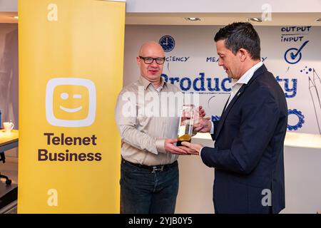 Zwevezele, Belgio. 14 novembre 2024. ATTENZIONE REDATTORI: FOCUS COVERAGE, DISTRIBUZIONE RICHIESTA AL vincitore del premio BELGA Ringo Deloof e Telenet Business Bart Loeckx nella foto durante una cerimonia di premiazione per il "cyber Expert più intelligente" (De Slimste Cyberexpert), organizzata da Telenet martedì 14 novembre 2023 a Zwevezele. BELGA FOTO KURT DESPLENTER credito: Belga News Agency/Alamy Live News Foto Stock