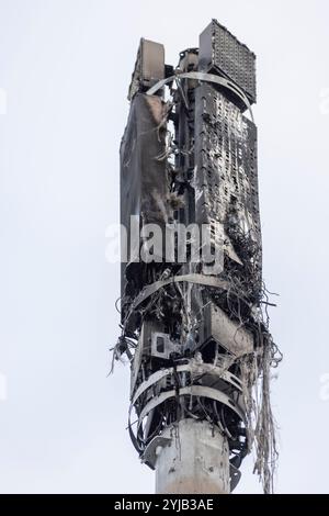 Belfast, Regno Unito. 14 novembre 2024. Un albero 5G Telecoms è stato deliberatamente incendiato mercoledì sera (13/11/2024) distruggendo completamente la struttura. I resti bruciati possono essere visti alla luce del giorno del mattino credito: Bonzo/Alamy Live News Foto Stock