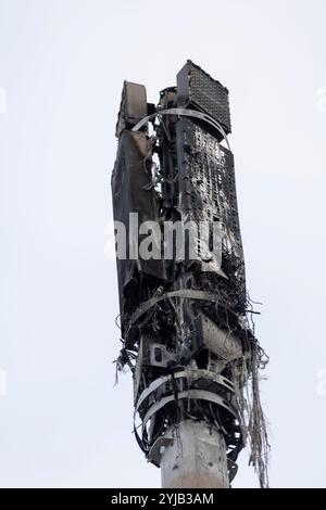 Belfast, Regno Unito. 14 novembre 2024. Un albero 5G Telecoms è stato deliberatamente incendiato mercoledì sera (13/11/2024) distruggendo completamente la struttura. I resti bruciati possono essere visti alla luce del giorno del mattino credito: Bonzo/Alamy Live News Foto Stock