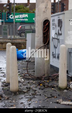 Belfast, Regno Unito. 14 novembre 2024. Un albero 5G Telecoms è stato deliberatamente incendiato mercoledì sera (13/11/2024) distruggendo completamente la struttura. I resti bruciati possono essere visti alla luce del giorno del mattino credito: Bonzo/Alamy Live News Foto Stock