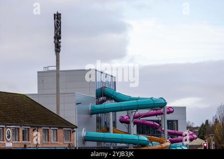 Belfast, Regno Unito. 14 novembre 2024. Un albero 5G Telecoms è stato deliberatamente incendiato mercoledì sera (13/11/2024) distruggendo completamente la struttura. I resti bruciati possono essere visti alla luce del giorno del mattino credito: Bonzo/Alamy Live News Foto Stock