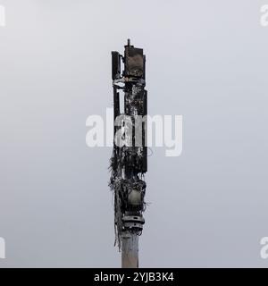 Belfast, Regno Unito. 14 novembre 2024. Un albero 5G Telecoms è stato deliberatamente incendiato mercoledì sera (13/11/2024) distruggendo completamente la struttura. I resti bruciati possono essere visti alla luce del giorno del mattino credito: Bonzo/Alamy Live News Foto Stock