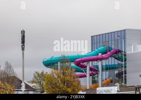 Belfast, Regno Unito. 14 novembre 2024. Un albero 5G Telecoms è stato deliberatamente incendiato mercoledì sera (13/11/2024) distruggendo completamente la struttura. I resti bruciati possono essere visti alla luce del giorno del mattino credito: Bonzo/Alamy Live News Foto Stock