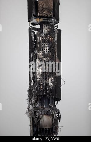Belfast, Regno Unito. 14 novembre 2024. Un albero 5G Telecoms è stato deliberatamente incendiato mercoledì sera (13/11/2024) distruggendo completamente la struttura. I resti bruciati possono essere visti alla luce del giorno del mattino credito: Bonzo/Alamy Live News Foto Stock