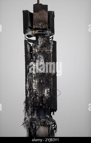 Belfast, Regno Unito. 14 novembre 2024. Un albero 5G Telecoms è stato deliberatamente incendiato mercoledì sera (13/11/2024) distruggendo completamente la struttura. I resti bruciati possono essere visti alla luce del giorno del mattino credito: Bonzo/Alamy Live News Foto Stock