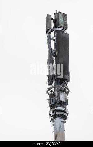 Belfast, Regno Unito. 14 novembre 2024. Un albero 5G Telecoms è stato deliberatamente incendiato mercoledì sera (13/11/2024) distruggendo completamente la struttura. I resti bruciati possono essere visti alla luce del giorno del mattino credito: Bonzo/Alamy Live News Foto Stock