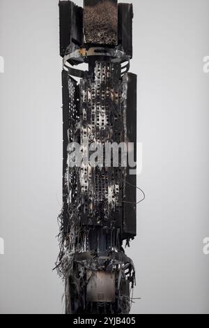 Belfast, Regno Unito. 14 novembre 2024. Un albero 5G Telecoms è stato deliberatamente incendiato mercoledì sera (13/11/2024) distruggendo completamente la struttura. I resti bruciati possono essere visti alla luce del giorno del mattino credito: Bonzo/Alamy Live News Foto Stock