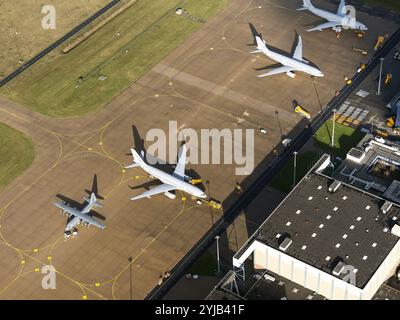 Questi sono i T-061, T-060 e T-054. Tutti aeromobili Airbus A330 Multi Role Tanker Transport (MRTT) della multinazionale NATO MRTT Fleet (MMF). Si tratta di un aereo cisterna che può trasportare 138.000 litri di cherosene per rifornire un aereo aereo aereo. Viene utilizzato anche come aereo da trasporto. A sinistra un aereo Hercules C130. Gli aerei sono basati all'aeroporto di Eindhoven. paesi bassi out - belgio out Foto Stock