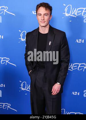 LOS ANGELES, CALIFORNIA, USA - 13 NOVEMBRE: Drew Starkey arriva alla prima di Los Angeles di 'Queer' dell'A24 tenutasi al Directors Guild of America Theater Complex il 13 novembre 2024 a Los Angeles, California, Stati Uniti. (Foto di Xavier Collin/Image Press Agency) Foto Stock