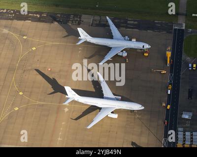 Questi sono i T-061 e T-054. Sia un aeromobile Airbus A330 Multi Role Tanker Transport (MRTT) della multinazionale NATO MRTT Fleet (MMF). Si tratta di un aereo cisterna che può trasportare 138.000 litri di cherosene per rifornire un aereo aereo aereo. Viene utilizzato anche come aereo da trasporto. L'aereo è basato all'aeroporto di Eindhoven. paesi bassi out - belgio out Foto Stock