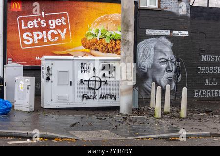 Belfast, Regno Unito. 14 novembre 2024. Un albero 5G Telecoms è stato deliberatamente incendiato mercoledì sera (13/11/2024) distruggendo completamente la struttura. I resti bruciati possono essere visti alla luce del giorno del mattino credito: Bonzo/Alamy Live News Foto Stock