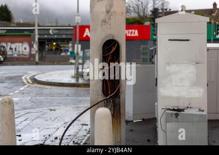 Belfast, Regno Unito. 14 novembre 2024. Un albero 5G Telecoms è stato deliberatamente incendiato mercoledì sera (13/11/2024) distruggendo completamente la struttura. I resti bruciati possono essere visti alla luce del giorno del mattino credito: Bonzo/Alamy Live News Foto Stock