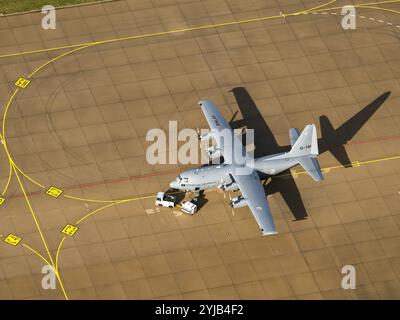 Il Lockheed C-130H Hercules è un aereo da trasporto medio-pesante. È destinato principalmente al trasporto di personale e attrezzature militari. Viene utilizzato anche per voli di aiuto umanitario. Grazie a una rampa di carico posteriore, l'Hercules non dipende da speciali strutture di carico negli aeroporti. ANP/Hollandse Hoogte/ Aerovista Luchtfotografie netherlands Out - belgium Out Foto Stock