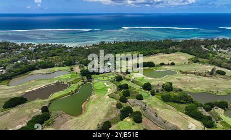 Una fotografia aerea che cattura la distesa di un campo da golf situato vicino all'oceano, mostrando il paesaggio panoramico e la disposizione del campo. Foto Stock