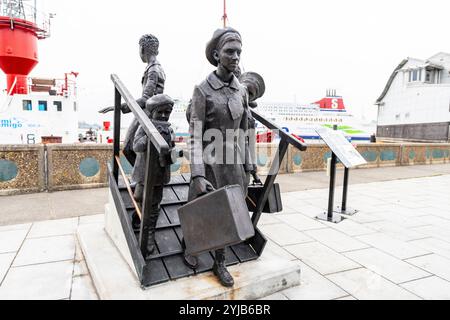 Il memoriale Safe Haven commemora l'arrivo dei bambini del Kindertransport, per lo più ebrei, nel porto di Harwich durante l'era nazista del 1938/39 Foto Stock