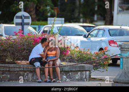 Un ritratto di un uomo e di una donna del posto seduti su una panchina a Mauritius. Foto Stock