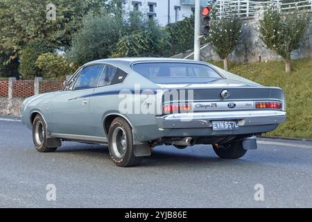 Urnieta, Spagna - 5 ottobre 2024: 1973 Chrysler VJ Valiant Charger 770 per le strade della città Foto Stock