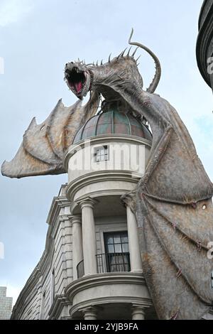 Fierce Dragon in cima alla Gringotts Bank - il mondo magico di Harry Potter Foto Stock