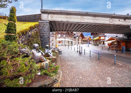 Idilliaco villaggio alpino di Gstaad Street view, lussuosa destinazione invernale in Svizzera Foto Stock