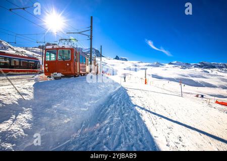 Ferrovia Gorngerat bahn e comprensorio sciistico Zermatt a Riffelberg view, regione Vallese in Svizzera Alpi Foto Stock
