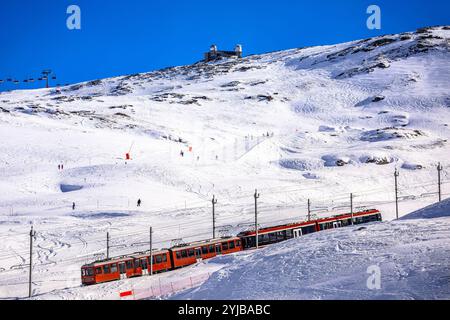 Vista sulla ferrovia Gorngerat bahn e sulla zona sciistica di Zermatt, regione del Vallese in Svizzera Alpi Foto Stock