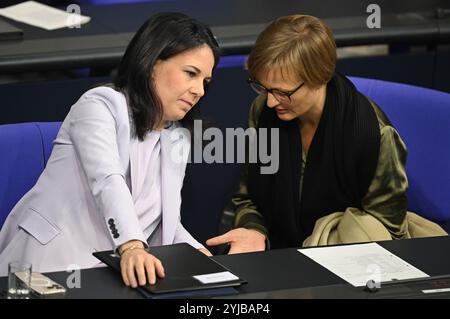 Berlino, Germania. 14 novembre 2024. Annalena Baerbock (Alleanza 90/Verdi, l), Ministro degli Esteri, e Franziska Brantner (Alleanza 90/Verdi), Segretario di Stato parlamentare del Ministro federale dell'economia e della protezione del clima, discutono dopo una sessione al Bundestag. L'ordine del giorno comprendeva un dibattito di attualità sulla Conferenza mondiale sul clima. Crediti: Anna Ross/dpa/Alamy Live News Foto Stock