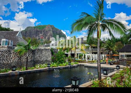 Un resort di lusso a Mauritius vanta una splendida piscina circondata da lussureggianti palme. Foto Stock