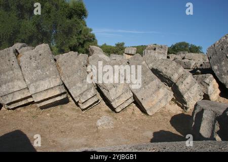 Olympia. Tempio di Zeus. Antico tempio greco. Ordine dorico.c.472-456 a.C. Colonne compresse. Dettagli dei tamburi de cilindric (componenti colonne). Grecia Foto Stock