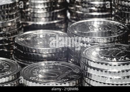 Foto macro di pile di monete d'argento sotto la luce. Tendenze economiche di base per le imprese, finanziarie Foto Stock