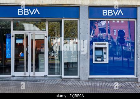 Viladecans. Spagna - 14 novembre 2024: Esterno elegante di una filiale di banca BBVA, con una facciata pulita e contemporanea. Questo luogo rappresenta la banca' Foto Stock