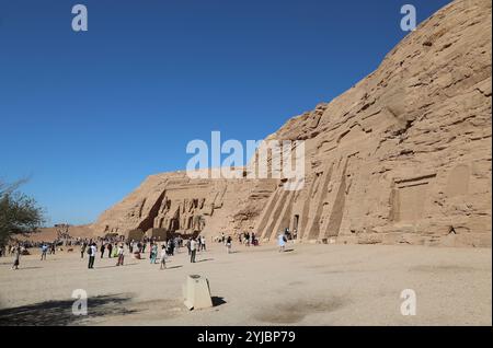 Abu Simbel, Egitto - 21 marzo 2024: Turisti che visitano i templi nel sito di Abu Simbel con gigantesche statue di arenaria intagliate nella montagna, storici heri Foto Stock