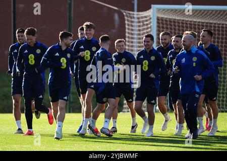 Giocatori scozzesi durante una sessione di allenamento al Lesser Hampden, Glasgow. Data foto: Giovedì 14 novembre 2024. Foto Stock