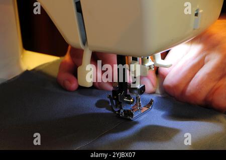 Cucito da donna con macchina da cucire elettrica Foto Stock