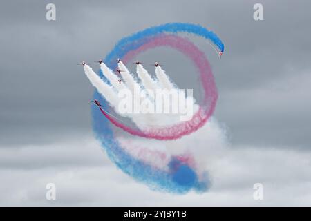 Fairford, Regno Unito, 20 luglio 2024: Le frecce rosse della RAF mostrano gli aerei della squadra con fumo acceso, volando in una formazione all'airshow Foto Stock