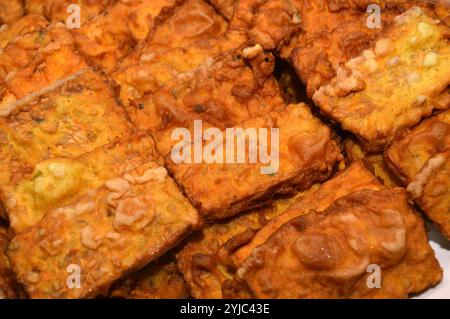 Frittura di tempe, spuntino tipico degli indonesiani con il materiale grezzo fagioli di soia Foto Stock
