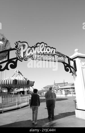 I visitatori camminano attraverso il cancello d'ingresso del Pavilion Nostalgia Park a Myrtle Beach, South Carolina, USA. Foto Stock