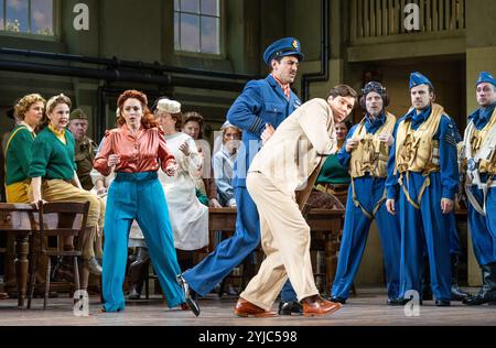 Londra, Regno Unito. 13 novembre 2024. Front, l-r: Rhian Lois (Adina), Dan D'Souza (Belcore), Thomas Atkins (Nemorino) nella nuova produzione della English National Opera di THE ELIXIR OF LOVE DI Donizetti che apre al London Coliseum venerdì 15 novembre e si esibisce per 8 spettacoli fino al 5 dicembre. Diretto da Harry Fehr, è incorniciato come un episodio di sitcom TV, ambientato durante la seconda guerra mondiale in una splendida residenza di campagna inglese con personale di Land Girls e locali. Credito: Donald Cooper/Alamy Live News Foto Stock