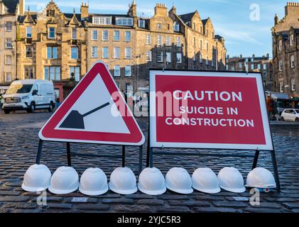 Grassmarket, Edimburgo, Scozia, Regno Unito, 14 novembre 2024. Suicidio nella consapevolezza delle costruzioni: Elmetti e segnali di avvertimento posti connessi al progetto 7000: La campagna città perduta, che mira a sensibilizzare i 7.000 lavoratori edili morti nell'industria edile. Crediti: Sally Anderson/Alamy Live News Foto Stock
