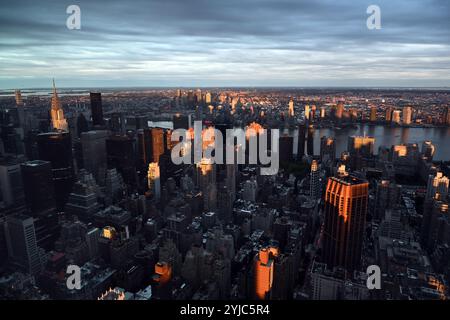 Tramonto a Midtown Manhattan con vista sull'East River Foto Stock