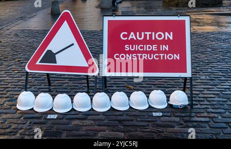 Grassmarket, Edimburgo, Scozia, Regno Unito, 14 novembre 2024. Suicidio nella consapevolezza delle costruzioni: Elmetti e segnali di avvertimento posti connessi al progetto 7000: La campagna città perduta, che mira a sensibilizzare i 7.000 lavoratori edili morti nell'industria edile. Crediti: Sally Anderson/Alamy Live News Foto Stock