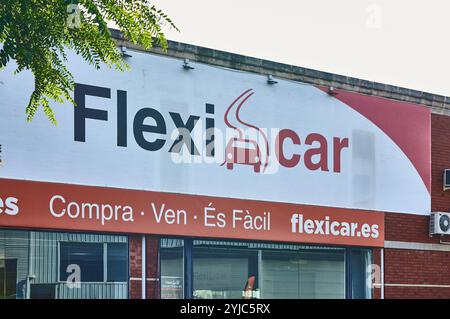 Viladecans. Spagna - novembre 14,2024 segnaletica audace Flexi Car all'ingresso di una concessionaria, che evidenzia la visibilità e la presenza del marchio nella A. Foto Stock