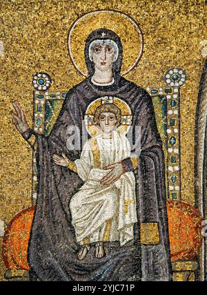 Mosaico della Madonna con bambino sul trono a Sant'Apollinare nuovo vi secolo d.C. Ravenna. San Apollinare nuovo, Ravenna. Museo: San Apollinare nuovo, Ravena, ITALIA. Foto Stock