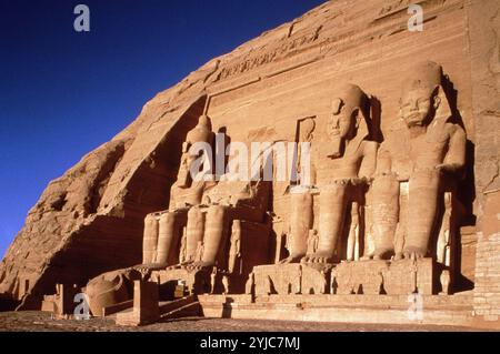 Tempio del faraone RamesesII (1279-1213 a.C.), ad Abu Simbel che mostra quattro grandi statue di lui. Foto Stock