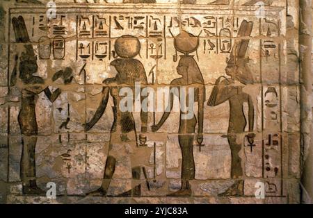 Sollievo del faraone Ramses III (1193-1164 a.C.) che offre al dio Ra or re e alla dea Hathor. RAMSES III Foto Stock