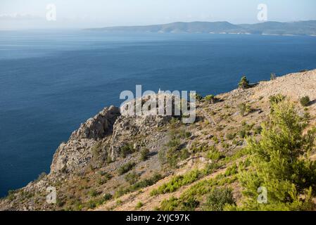 Mare con scogliere e mare azzurro, regione dalmata, Riviera di Makarska, Croazia. Foto Stock