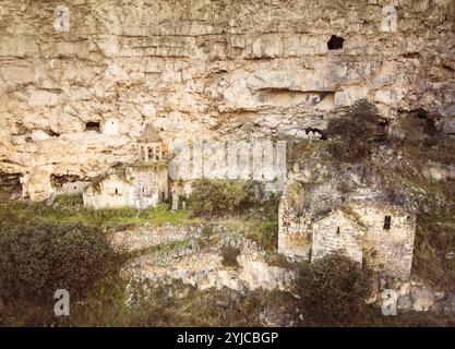 Vista aerea del complesso monastico del monastero di Horomayr nella provincia di Lori in Armenia, villaggio di Odzun. Monastero annidato tra roccia e scogliera Foto Stock