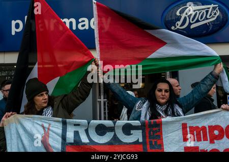 Londra, Regno Unito. 31 marzo 2018. Protesterss Outside Boots, che vende alcuni cosmetici prodotti da Israele sulla protesta che si svolge lungo Oxford Street in solidarietà con Gaza e sulle proteste della giornata della Terra in cui 17 civili palestinesi disarmati sono stati uccisi ieri dalle forze israeliane. I manifestanti hanno invitato gli acquirenti a boicottare i negozi con legami commerciali con l'apartheid Israele. La giornata della Terra commemora le proteste del 1976 dei palestinesi contro la confisca della terra palestinese da parte dello Stato israeliano. I colpi di pistola di ieri hanno partecipato a proteste in gran parte pacifiche per la "grande marcia del ritorno” che si è svolta Foto Stock